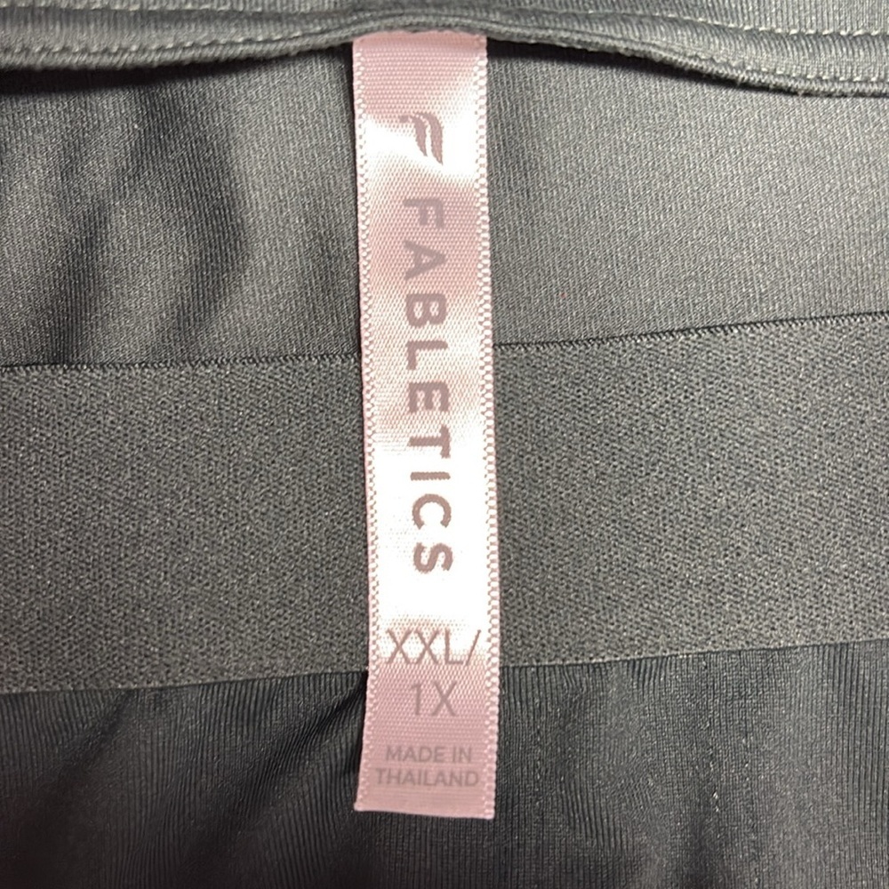 Fabletics Women’s Oasis Twist Built-In Bra Long-Sleeve Top XXL/1X - Picture 6 of 8